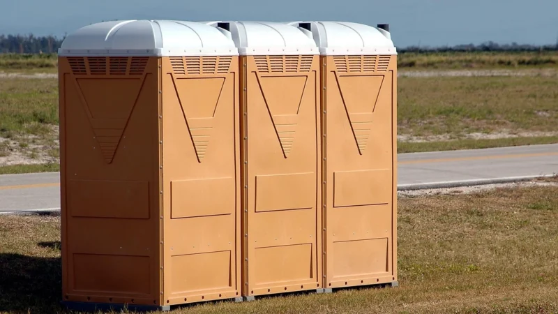 Wc na budowę: Czym kierować się przy wynajmie toalet przenośnych?